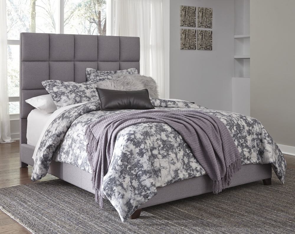 Dolante Gray Fabric Queen Upholstered Bed